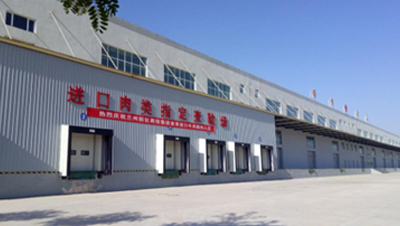 布局全省物流樞紐，充分利用已建成冷庫(kù)及冷鏈運(yùn)輸設(shè)施設(shè)備，結(jié)合區(qū)域經(jīng)濟(jì)特色，配套建設(shè)冷鏈物流設(shè)施、建立全省冷鏈中心、區(qū)域庫(kù)、分撥點(diǎn)三級(jí)物流網(wǎng)絡(luò)，形成以冷鏈集貨、精深加工、產(chǎn)品包裝、銷(xiāo)售配送、防疫消殺等為一體的冷鏈產(chǎn)業(yè)體系；積極拓展貨源，引入進(jìn)口肉類(lèi)、冰鮮水果等，滿(mǎn)足城鄉(xiāng)消費(fèi)升級(jí)和多元化需求；爭(zhēng)取納入國(guó)家級(jí)骨干冷鏈物流基地布局，促進(jìn)我省“牛羊菜果薯藥”等特色農(nóng)產(chǎn)品“走出省門(mén)，走向世界”。