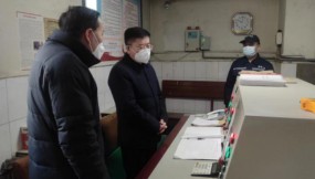  王月成、李建軍在春節(jié)期間檢查慰問